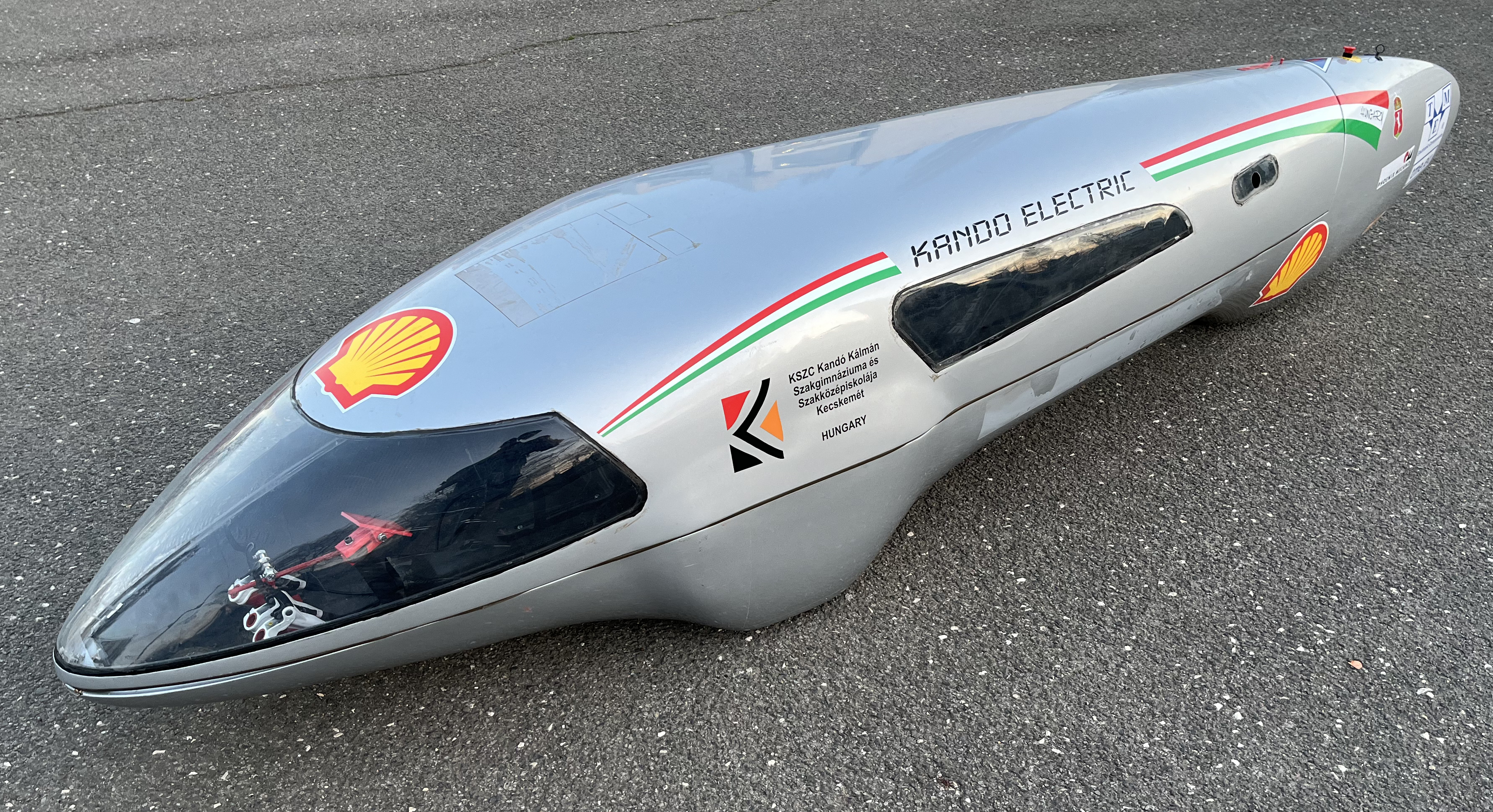 Az auto lefényképezve az aszfaltos focipályán